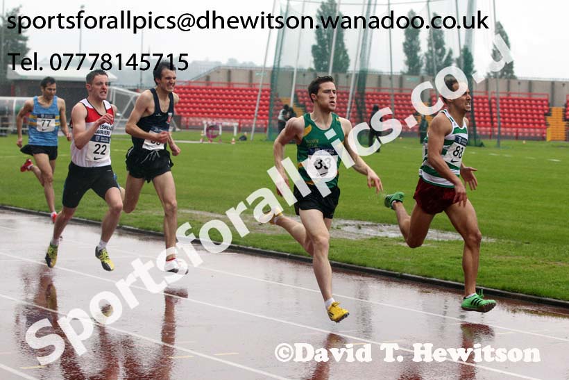 Battle for the line between 33 Grant Muir (Glasgow City) and Omar Mansour (WGEL) 800 metres B race, British National League, Division 1, Gateshead. Photo: David T. Hewitson/Sports for All Pics